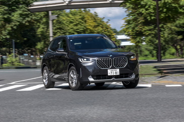 「20 xDriveオリジナル」の価格はそれまで最廉価だった「20 xDrive Xライン」（すでに廃止）より51万円も安い767万円（「20d xDriveオリジナル」は787万円）。同クラスのドイツのプレミアムSUV（エンジン縦置き）と比べてもだいぶお求めやすい。