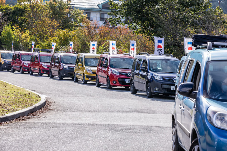 「ルノー カングージャンボリー2022」の会場に入場しようと順番を待つ「カングー」。入場待ちのいわゆる“カングー渋滞”にハマるのも、このイベントの風物詩とか。