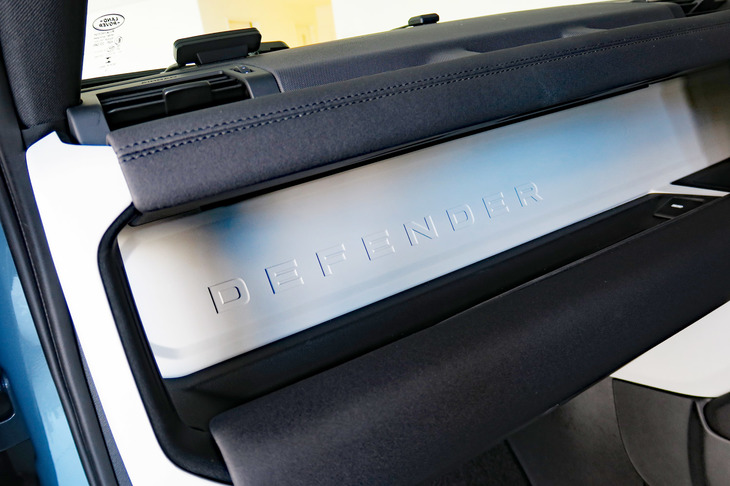 ランドローバー・ディフェンダー110 SE エクスプローラーパック装着車（助手席側ダッシュトレー）
