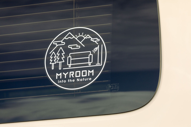 「MYROOM」のステッカーは左右のリアガラスとテールゲートのガラスに貼られる。これは1万9600円のディーラーオプション。