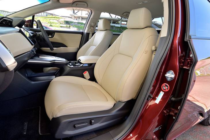 前席は、高めのシートバックとスリムなショルダーがデザイン上の特徴となっている。