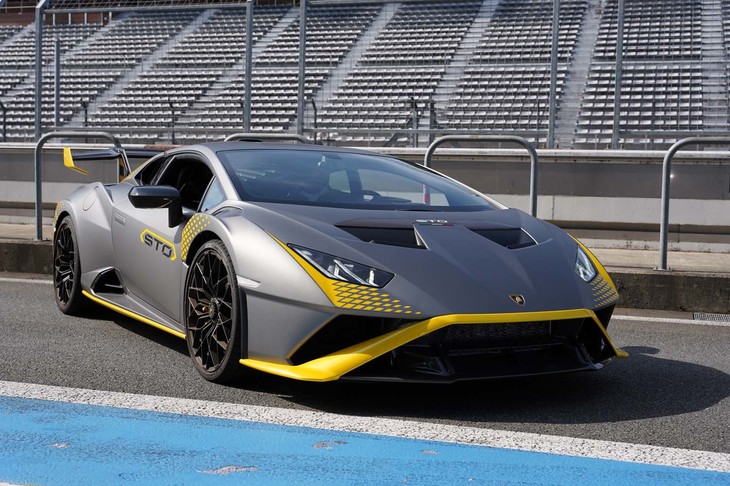 フロントまわりは「コファンゴ」と呼ばれる1つのパーツで形成されており、前のヒンジを軸にガバッと開く。