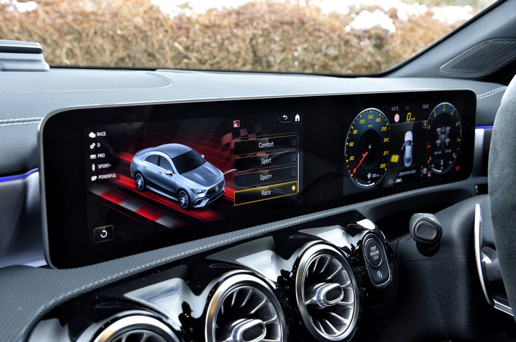 10.25インチサイズの液晶パネルを2枚並べた特徴的なダッシュボードデザインは、「MFA2」と呼ばれる前輪駆動系モデルの新世代ラインナップに共通するもの。画面内のデザインは、AMG用に変更されている。