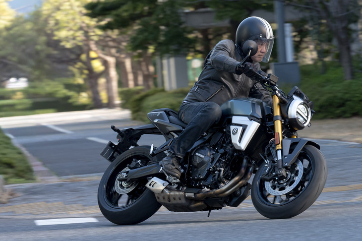 シャシーは「GSX-8S」と共用しつつ、タンク形状やシートなどの変更によって、快適で自由度の高いライディングポジションを実現している。