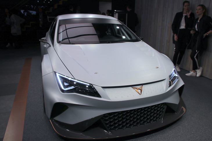 2018年のジュネーブショーに出品された電動コンペティションカーコンセプト「eレーサー」。