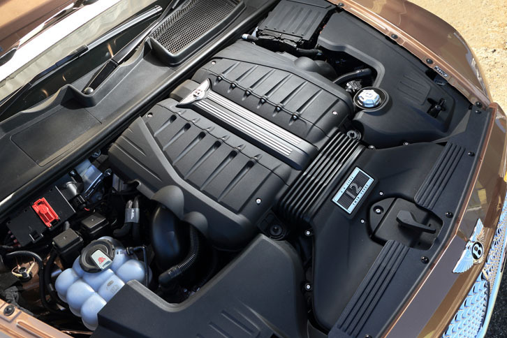 6リッターW12ツインターボエンジンは608psと91.8kgmを生み出す。