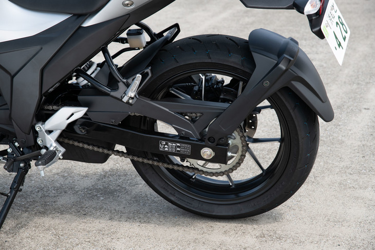 タイヤはオンロードラジアルの「ダンロップSPスポーツマックスGPR-300」。サイズは前：110/70R17、後ろ：150/60R17と、リアタイヤがライバルよりやや幅広となっている。