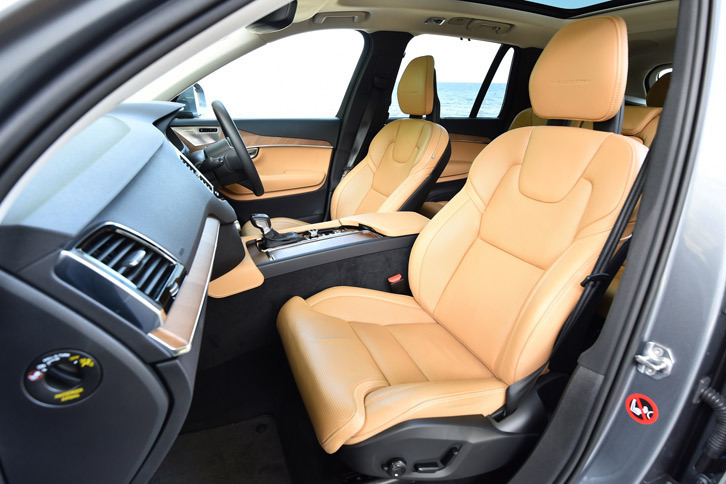 「T6 AWD インスクリプション」のシート表皮は、パーフォレーテッド・ファインナッパレザー。色は「ブロンド」「チャコール」「アンバー」（写真）の3色が用意されている。