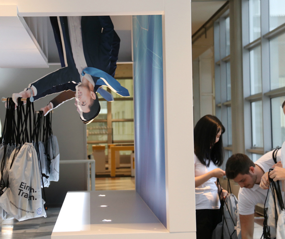 フォルクスワーゲン系金融機関のノベルティー配布コーナーで。アイデアを効かせたハンガー。