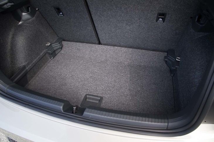 荷室の容量は351リッター～1125リッター。写真はフロアパネルを一段深くセッティングしたところ。