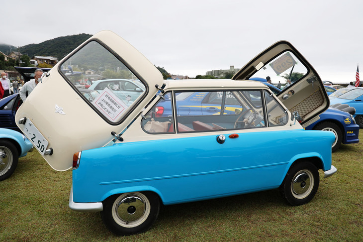 1957年「ツェンダップ・ヤヌス」。ここ数年、各地のイベントに参加してすっかり有名になった、ほぼ前後対称のボディーに背中合わせの前後シートを持つマイクロカー。ACJ会員の車両を対象にベストルッキングな車両を選ぶアワードで1位に選ばれた。