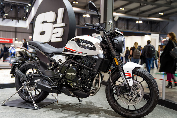 モトモリーニは、前回の「EICMA」でコンセプトモデルを発表した「6 1/2（セイ・エ・メッツォ）」の市販バージョンも発表。エンジンやフレームなど、プラットフォームはアドベンチャーモデル「X-CAPE」と共用。ロードモデルとスクランブラーモデルの中間的な位置づけにあるマシンの特性に合わせ、前後サスペンションやホイールサイズ、タイヤ、ライディングポジションが変更されている