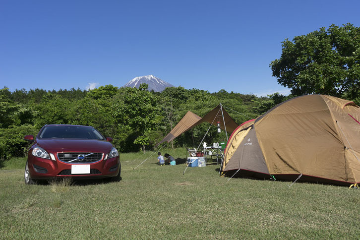 この日は富士山の麓で2泊3日のキャンプ。晴天に恵まれてすがすがしい気持ちでのんびりする。（著者撮影）