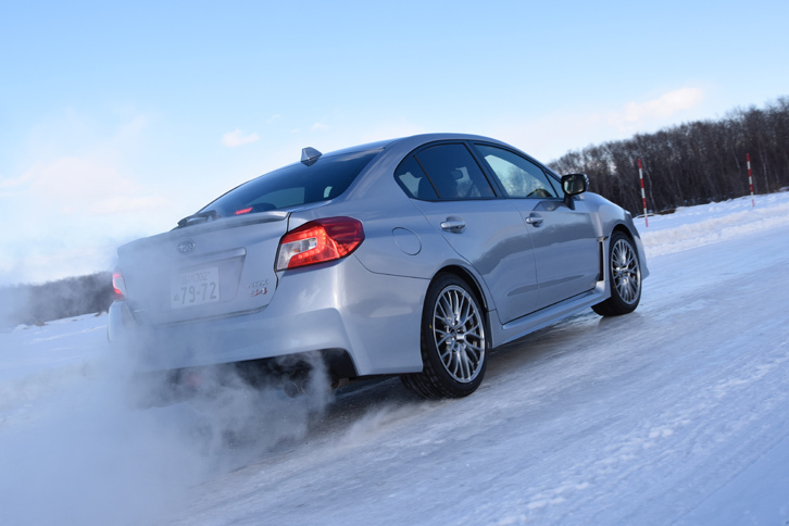 最高出力300ps、最大トルク40.8kgmの2リッター水平対向4気筒ターボエンジンを搭載するスポーティーセダン「WRX S4」には、マルチモードVDCやアクティブ・トルク・ベクタリングなど、コーナリング性能を高めるための電子制御システムが標準装備される。