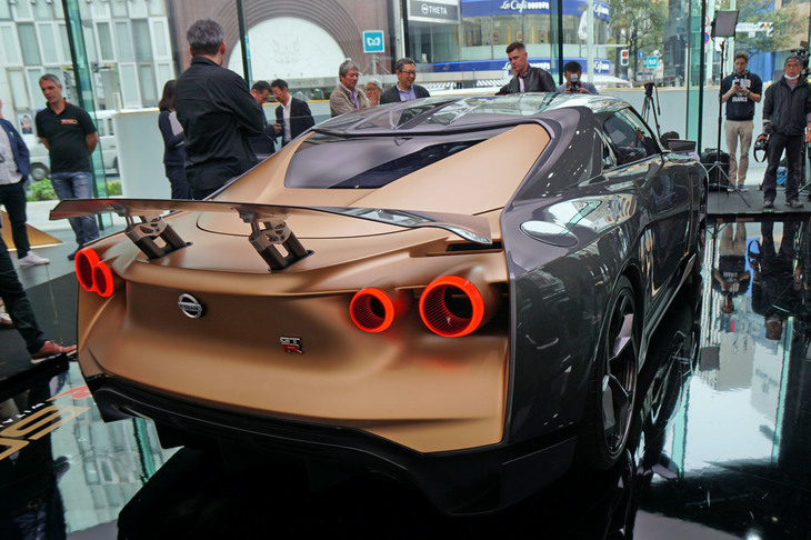 リアに回れば、ウィンドウとウイング以外のほとんどの部分がゴールドで構成されている。