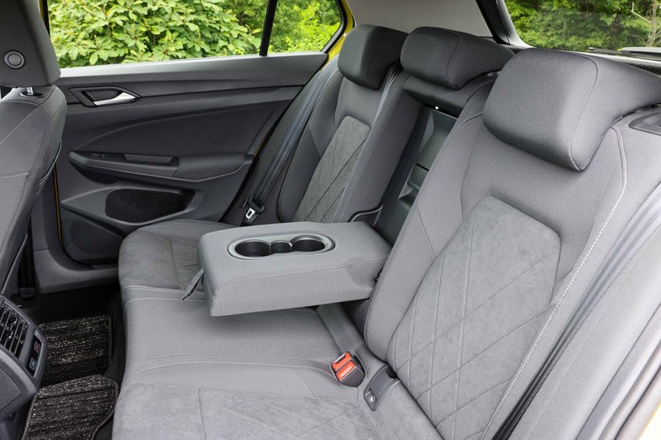 フォルクスワーゲン・ゴルフeTSIスタイル（リアシート）