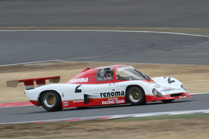 ムーンクラフトが開発した、安価なグループCマシンである「MCSグッピー」。シングルシーター化が進んだ富士GCで使用されなくなった、2座席スポーツカーの部品を流用することでコストを抑制。JSPCの初期には総合優勝を含む活躍を見せた。「レノマ84C」という登録名のこの個体を駆り、富士で2度表彰台に昇った戸谷千代三がドライブした。