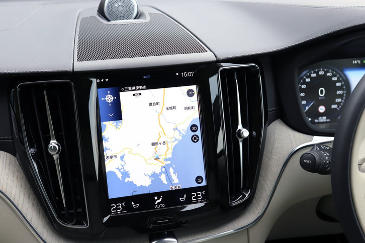 中央に備わるタッチスクリーン式の縦型9インチディスプレイ。カーナビやオーディオ、安全装備、マッサージ機能（搭載車のみ）などの操作は、この画面を介して行う。