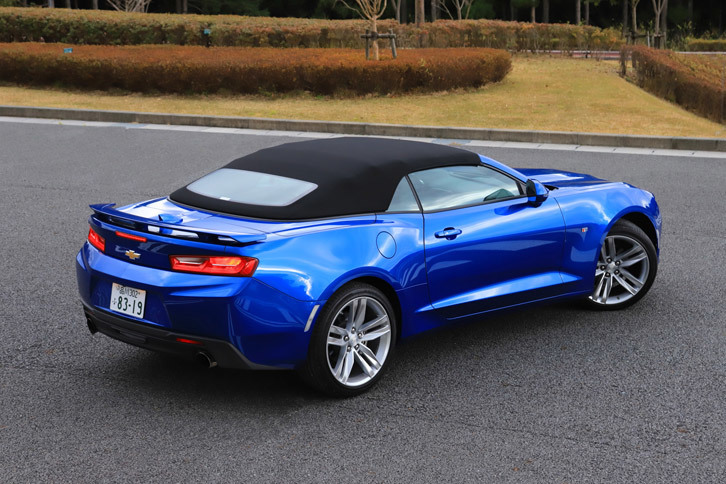 ボディーカラーはクーペと同じで、2種類の有償色を含む全5色のラインナップ。ソフトトップの色はブラックのみとなっている。