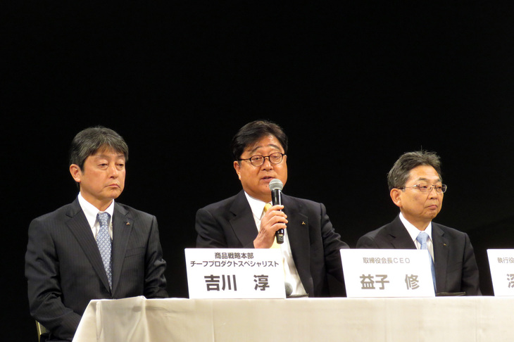 質疑応答にて、「eKワゴン」で129万6000円から150万6600円、「eKクロス」で141万4800円から176万5800円という価格設定について説明する、三菱の益子CEO。先進運転支援システムやマイルドハイブリッドを採用するなど、新しいeKシリーズが従来のモデルとはまったく別のクルマになったことをユーザーに説明し、理解してもらうことが重要だと述べた。