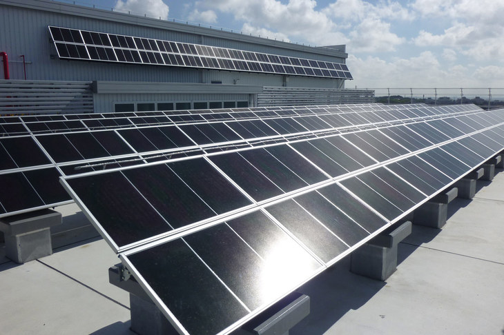 現在の日本の送電設備では、需要に応じて即応的に、フレキシブルに電気を発電する必要がある。電力会社が自然エネルギーを敬遠するのは、「発電量をコントロールできない」というのも大きな理由なのだ。