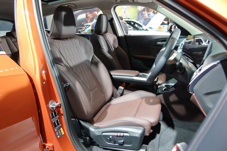 BMW iX1 xDrive30 xライン（フロントシート）