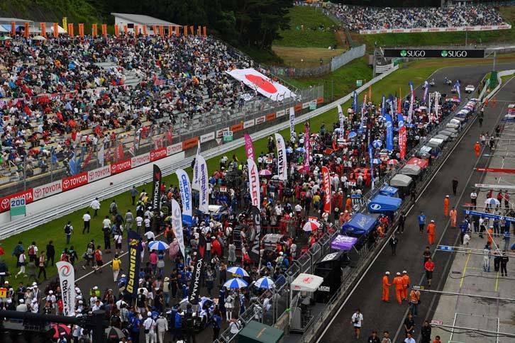 予選でのアクシデントにより、スターティンググリッドの上位にGT-Rの姿はなし。9番グリッドのNo.24 フォーラムエンジニアリング ADVAN GT-Rが、GT-R勢では最上位からのスタートとなった。