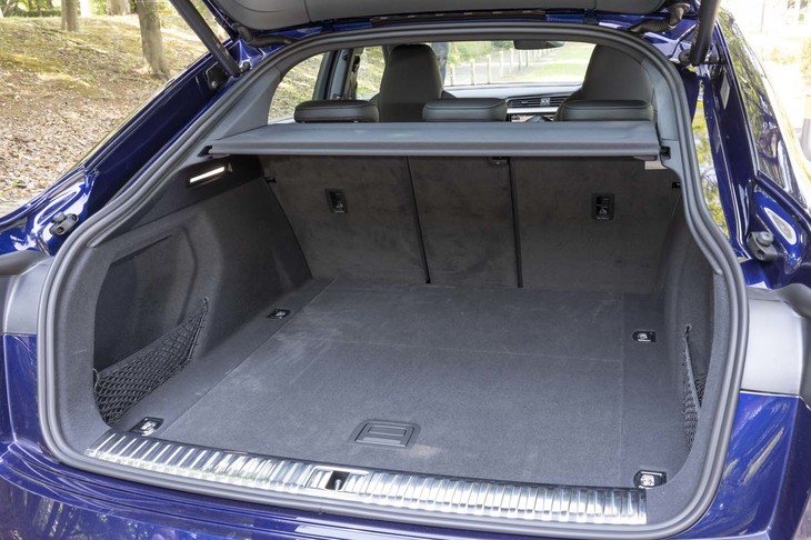 荷室の容量は616リッター。「スポーツバック」ゆえに天地が削られているが奥行きの深さが圧倒的だ。