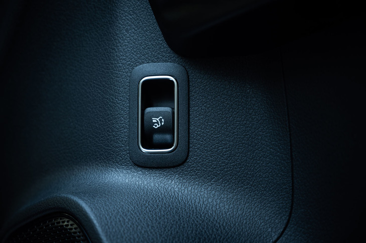 メルセデス・ベンツEQA250（テールゲート開閉スイッチ）