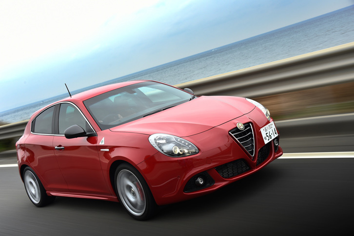 Cセグメントハッチバック車の「ジュリエッタ」。1.4リッターターボの「スポルティーバ」と1.7リッターターボの「クアドリフォリオ ヴェルデ」の2種類が用意される。