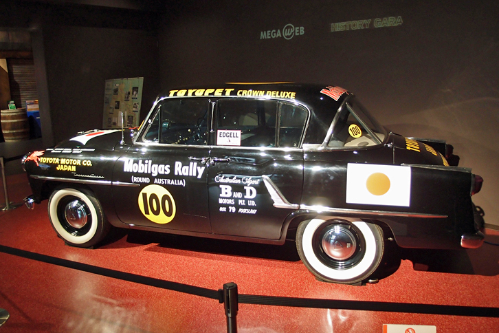 特別企画展の入り口で来場者を迎える「トヨペット・クラウンRSD」。展示車両は、1957年の豪州ラリーに日本車として初めて参戦し47位で完走したマシンのレプリカ。