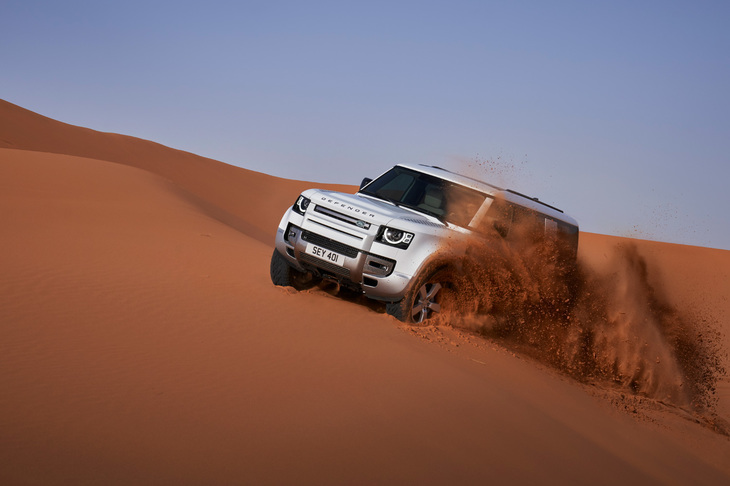 新型「ランドローバー・ディフェンダー130」のティーザー画像。