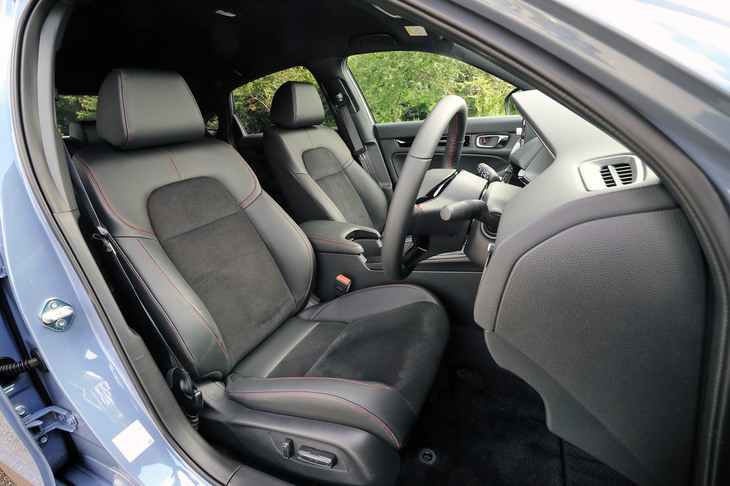 前席には、背もたれと座面に面形状のサスペンションを用いた「ボディースタビライジングシート」を採用。安定した着座姿勢が保ちやすく、長時間乗車していても疲れにくい設計となっている。