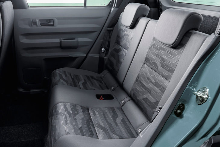 「リヤシートとしても快適」などという不憫（ふびん）な紹介のされ方をしている後席は、今日日の軽ワゴンとしては珍しくスライド調整機構ナシ。写真ではそこそこ立派に見えるのだが……。実際の座り心地が気になるところである。