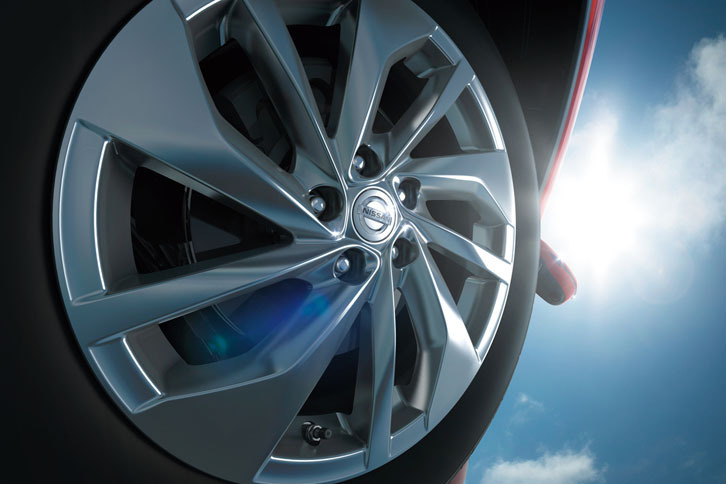 新デザインの専用18インチアルミホイールを採用している。