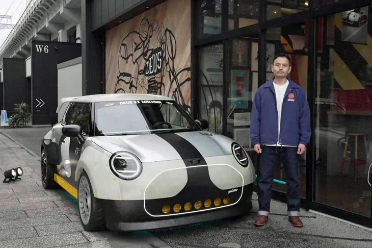 MINIのコンセプトモデル「ザ・スケッグ」と、向井健二MINI本部長。