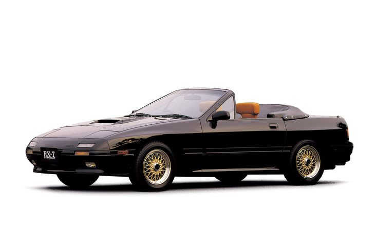 1985年に登場した2代目「マツダ・サバンナRX-7」（FC3S）に、1987年に追加された「カブリオレ」。日本車では1970年に生産終了した「ダットサン・フェアレディ2000」（SR311）以来17年ぶりとなるフルオープンの2座スポーツカーだった。