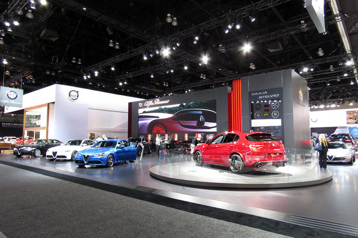 2017年のロサンゼルスモーターショーの会場より、アルファ・ロメオのブースの様子。