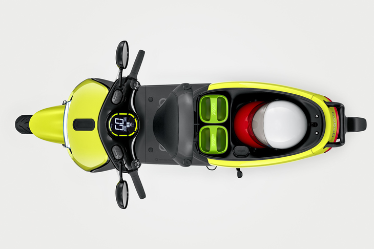 「ゴゴロ2」では、シートの下に脱着式のバッテリー2個を搭載している。