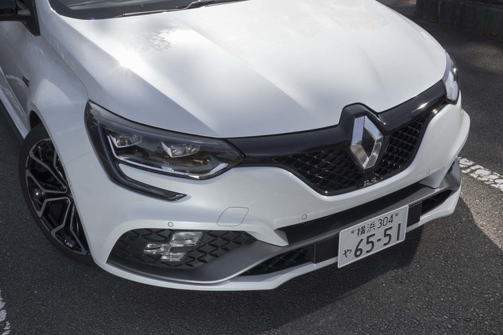 エクステリアデザインはカタログモデルとほとんど同じ。F1マシンをイメージしたというエアインテークブレード付きバンパーや3Dハニカムメッシュパターンのフロントグリルを装備する。