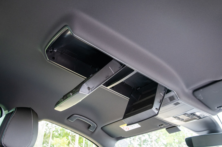 ルーフコンソールは縦に2つ並べて設置される。