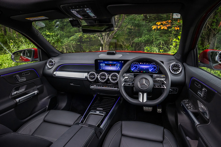 手元で多くの操作が行える新世代デザインのステアリングホイールを採用。センターコンソールのタッチパッドは今回のマイナーチェンジを機に廃止された。