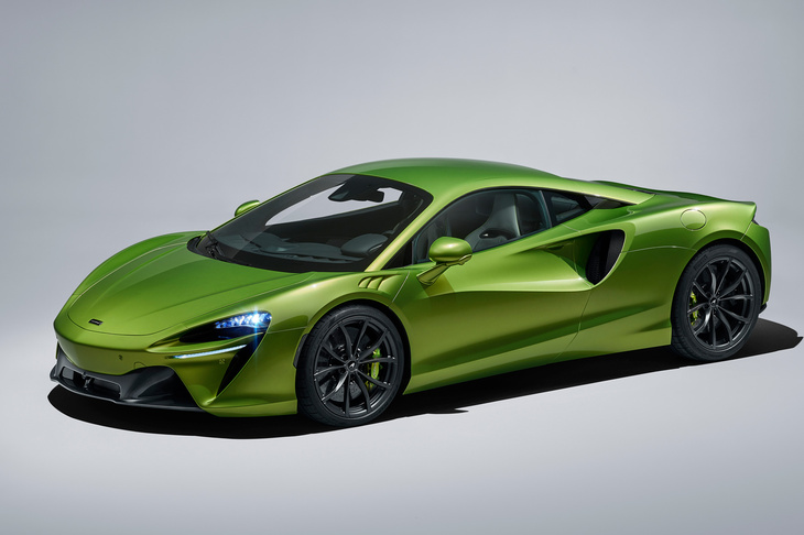 2021年に発表された「マクラーレン・アルトゥーラ」。プラグインハイブリッドシステムを搭載した、「フェラーリ296GTB」のライバルだ。