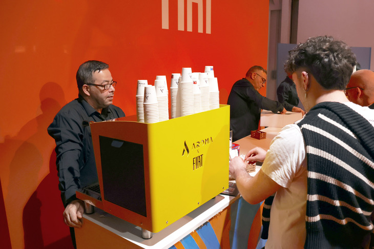 これも「CIAO FUTURO!」より。会場の一角ではナポリのエスプレッソマシン企業、アロマとの共創による新機種「ドルチェヴィータ」が公開され、来館者にコーヒーが振る舞われた。