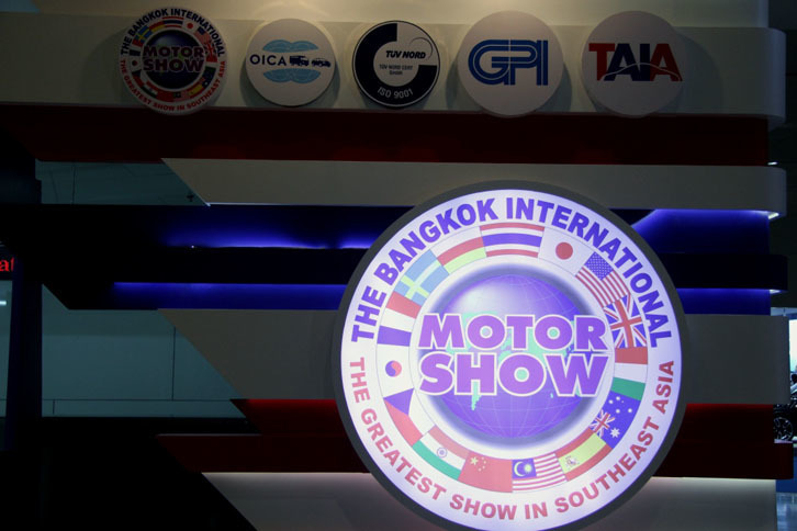 サワディカー。桜が満開の東京から飛行機で約6時間。4600kmほど離れたタイの首都バンコクの郊外で行われた、第38回バンコク国際モーターショーを取材しました。このショーのここ数年の来場者は、東京モーターショー（2015年実績：81万2500人）を大きくしのぐ約170万人。タイの人々は、クルマに対する関心がとても高いのです。