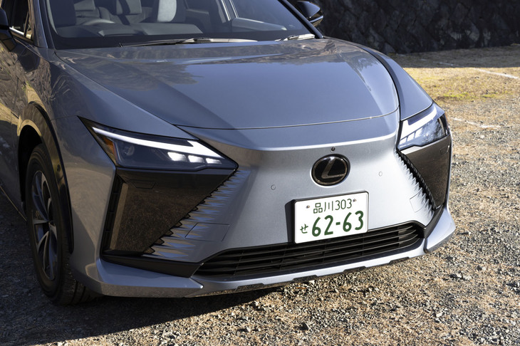 フロントマスクとボディーをシームレスにつなぐデザインコンセプト「スピンドルボディー」を採用。グリル上の部分の台形とボンネットの逆台形がスピンドル形状になっている。