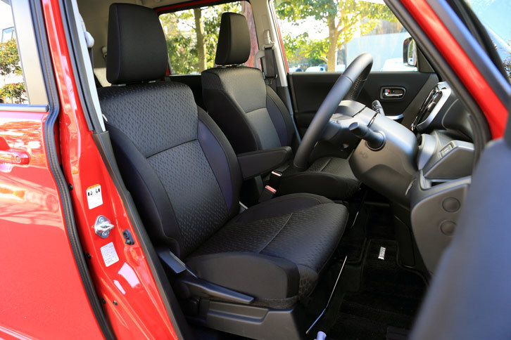 フロントシートの仕様は全車共通。前後席間のウオークスルーが可能なセパレート式で、運転席にはセンターアームレストが標準装備される。