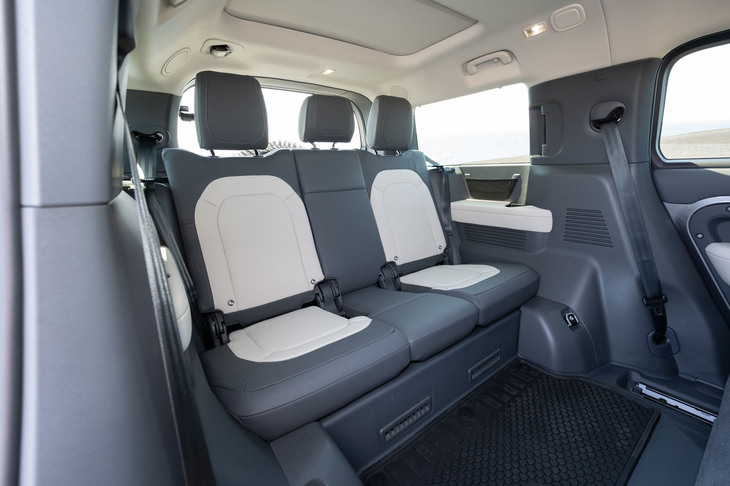 絶対的なボディーの大きさや、車体の後端まで水平に伸びるルーフラインなどもあって、3列目シートもスペースは十分。短軀（たんく）の筆者では参考にならないが、例えば身長185cmのジャガー・ランドローバー・ジャパンの関係者が座っても、「天井にぎりぎり頭が当たらない」程度の空間が確保されていた。