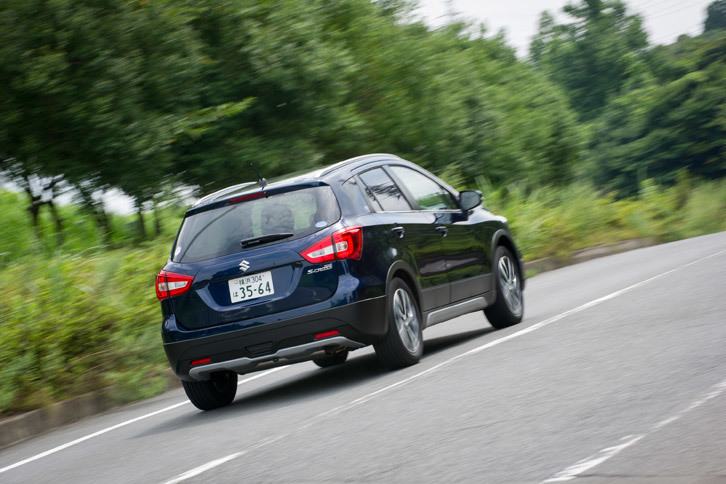 ボディーカラーには、試乗車に採用されている「スフィアブルーパール」と、「エナジェティックレッドパール」を新たに設定。全4色のラインナップとなった。