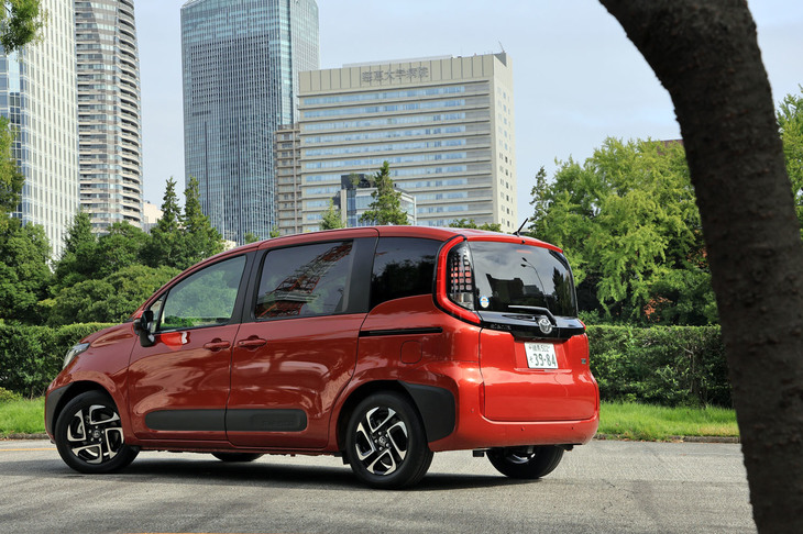 「シエンタ」は2003年に登場したトヨタのコンパクトミニバン。3代目にあたる新型は、先代より全長が25mm長く、全高が20mm高くなったが、全幅は1695mmをキープ。“5ナンバー枠”のボディーサイズを保っている。